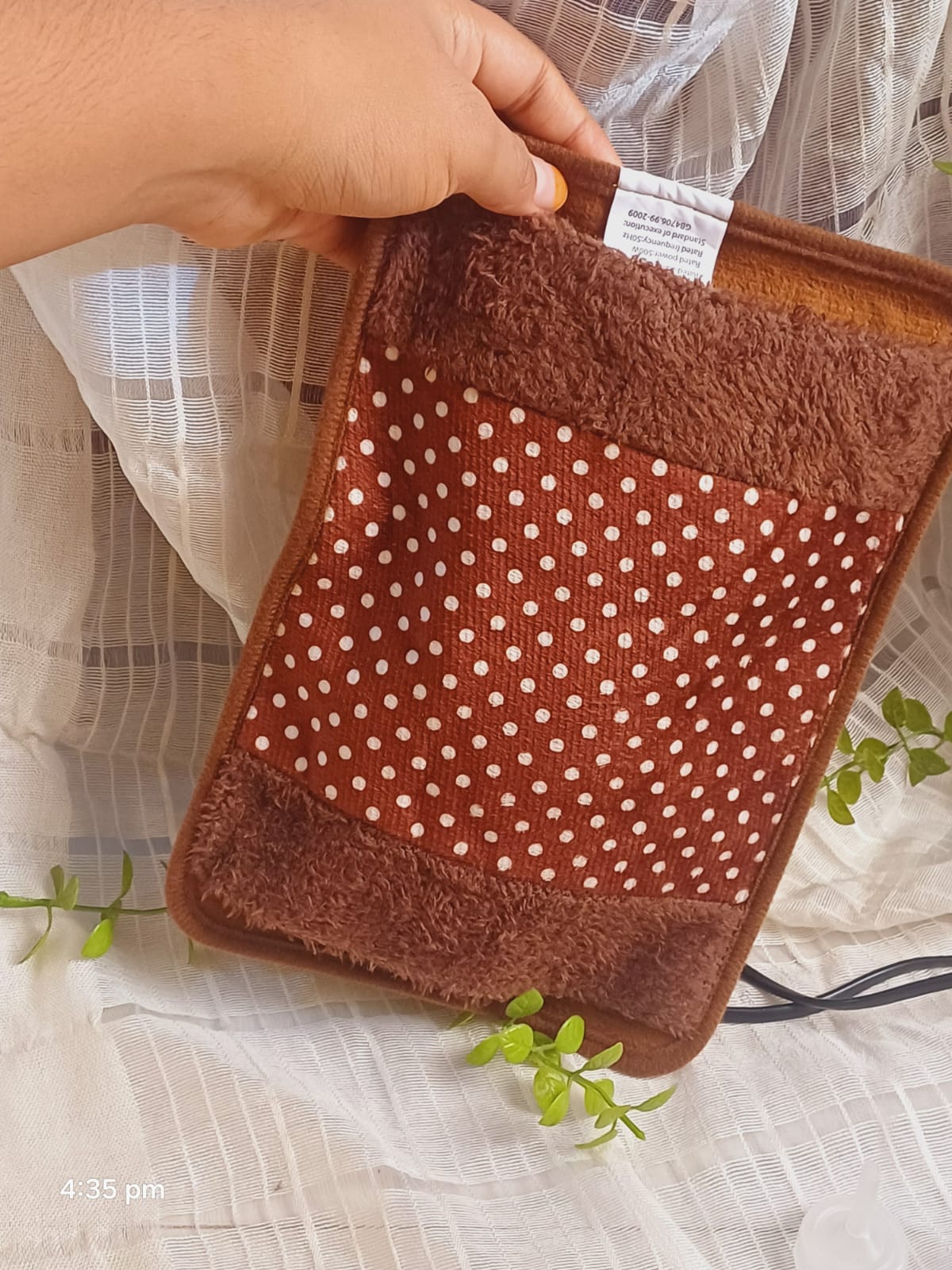 ব্যাগের নরম ফারের কভার ও সেলাইয়ের কাছ থেকে দেখা